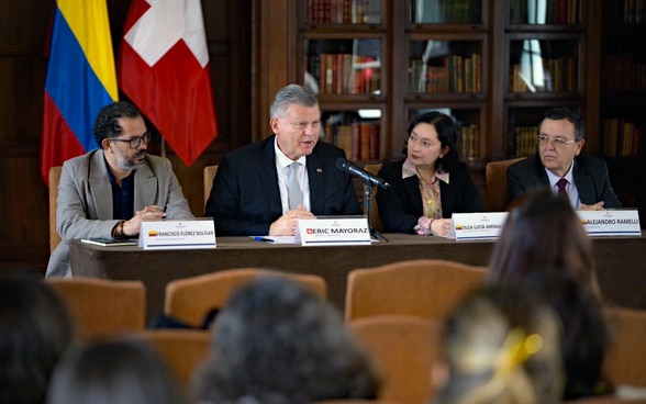 Francisco Flores, Eric Mayoraz, Olga Lucía Arenas and Alejandro Ramelli at a press conference. 