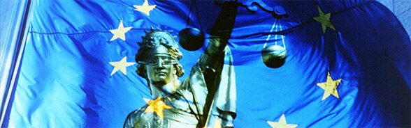 Foto mit Europaflagge und Statue der Justitia