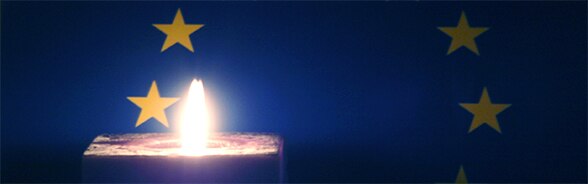 Foto einer Kerzenflamme vor der Europaflagge als Symbol für die Förderung der Menschenrechte