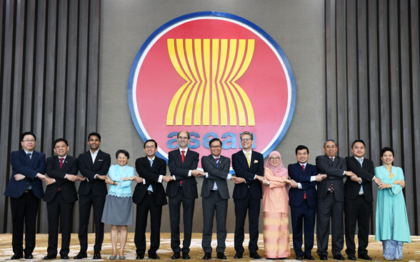 Foto di gruppo della delegazione svizzera e i rappresentanti dell’ASEAN.