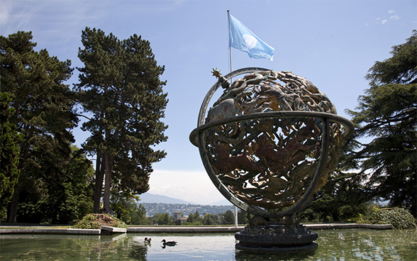 Foto des Himmelsglobus vor dem Palais des Nations in Genf
