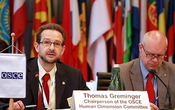 L’ambasciatore Greminger nella sua funzione di presidente dell’Human Dimension Committee durante una manifestazione sul tema dei rifugiati