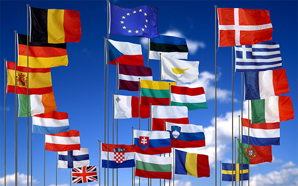 Multiple bandiere dei Paesi membri dell'Unione europea.