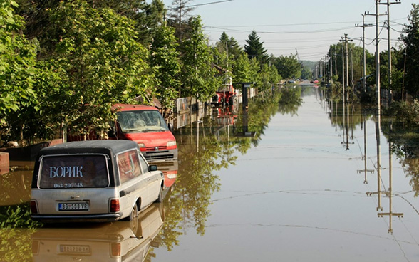 Una strada allagata di Obrenovac, in Serbia, maggio 2014