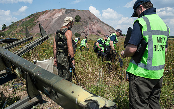 Des enquêteurs internationaux fouillent la zone du crash d’un avion de ligne dans l’'est de l’Ukraine en 2014.