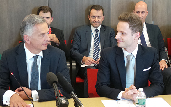 Le président de la Confédération Didier Burkhalter et Damian Vogt, représentant de la jeunesse suisse à l’ONU, lors d’une conférence de presse pendant la semaine de haut niveau de l’Assemblée générale de l’ONU à New York.