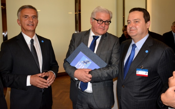 Die Aussenminister der Schweiz, Deutschlands und Serbiens an der Antisemitismuskonferenz der OSZE im November 2014 in Berlin