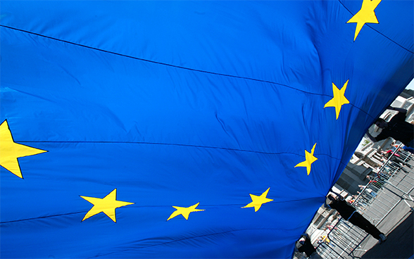 Foto della bandiera europea davanti al Cinquantenario a Bruxelles