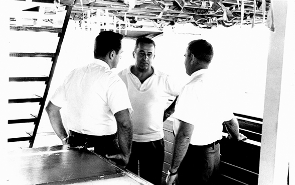 Emil A. Stadelhofer en compagnie d'officiers du Service de l'immigration des Etats-Unis. Port de Camarioca, octobre 1965. 
