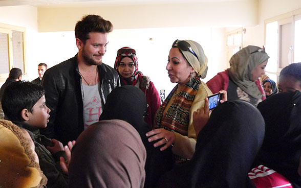 Bastian Baker, au milieu d’un groupe de personnes.