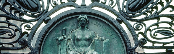 Illustration de la statue de la Justice sur le portail du Palais de la Paix à la Haye