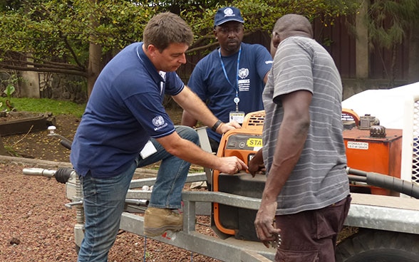 Un conseiller en logistique suisse travaillant pour le programme d’action antimines des Nations Unies en République démocratique du Congo: formation sur le maniement du générateur.