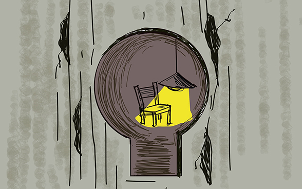 Durch das Schlüsselloch einer Gefängniszelle sieht man einen Stuhl, der beleuchtet wird von einer Lampe.