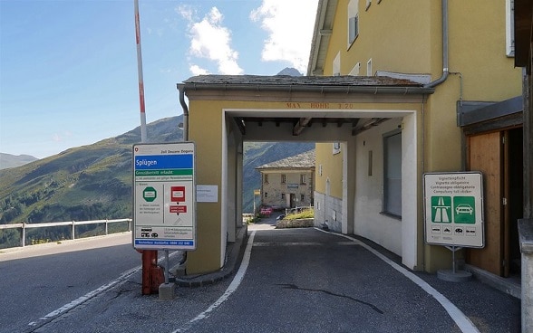 Un valico di frontiera in Svizzera.