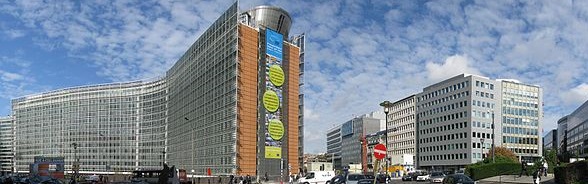 Il complesso Berlaymont si trova di fronte al palazzo Europa; la Commissione europea utilizza questo edificio nel centro di Bruxelles.