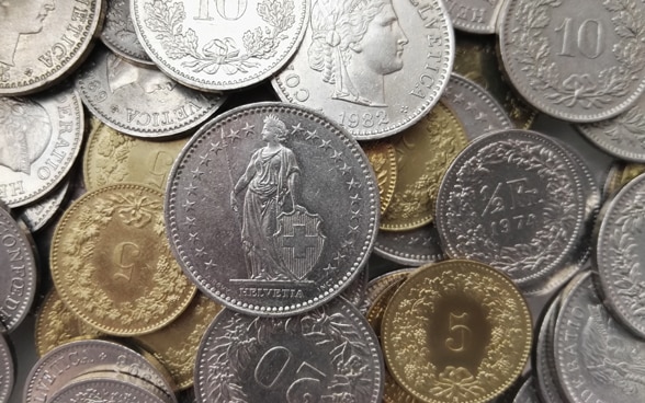 Gros plan sur des pièces de monnaie suisses.