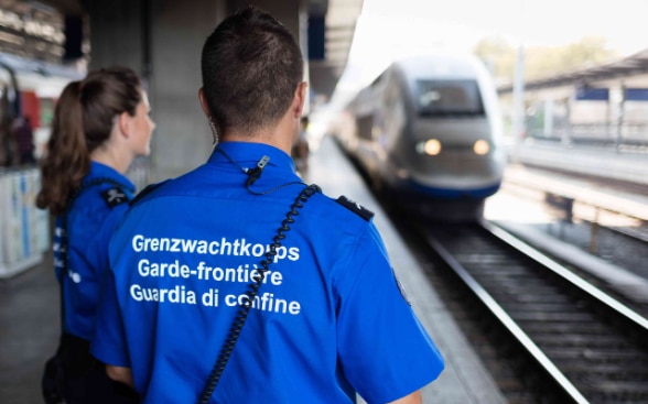 Kontrolle des Grenzwachtkorps am Bahnhof