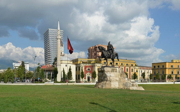 L'image montre la place Skanderbeg à Tirana, en Albanie. En raison de l'importante diaspora présente dans le pays, celui-ci entretient des relations étroites avec les pays des Balkans occidentaux.