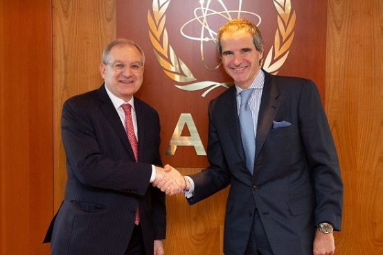 L'ambasciatore Benno Laggner, rappresentante permanente presso l’AIEA e la CTBTO, e Rafael Grossi, direttore generale dell'AIEA, si stringono la mano.