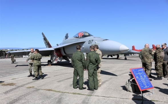 Un avion militaire dans un aéroport.