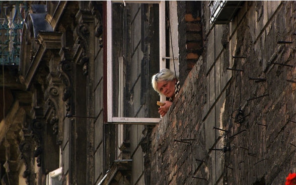 Frau schaut aus Fenster