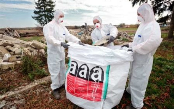 Arbeiter entsorgen Asbest-abfälle