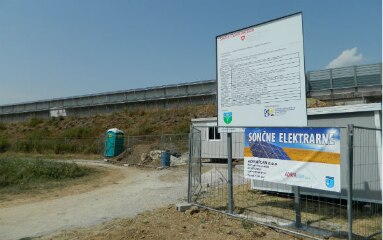 Noise barrier equipped with solar panels