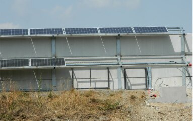 Noise barrier equipped with solar panels