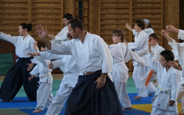 Professeur Heuscher de l’école d’aïkido de Langenthal avec jeunes sportifs tchèques