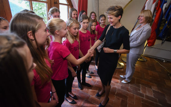 La presidente della Confederazione Simonetta Sommaruga si felicita con i giovani cantanti.