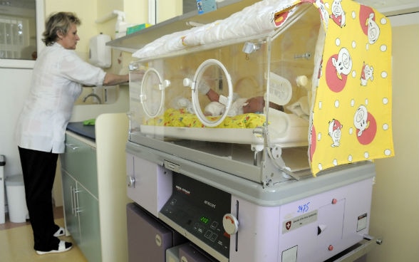 Infermiera e neonato alla clinica pediatrica di Vilnius