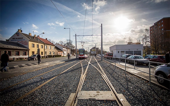 Un tram in corsa nella città ceca di Olomuc.