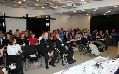 I partecipanti alla conferenza, tra cui anche persone in sedie a rotelle.
