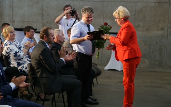 Die Leiterin des Bezirks Lebork gratuliert dem Bürgermeister zum erfolgreichen Bau der Anlage und überreicht ihm ein Dokument.