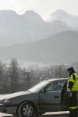 Ein polnischer Polizist kontrolliert einen Fahrzeuglenker.