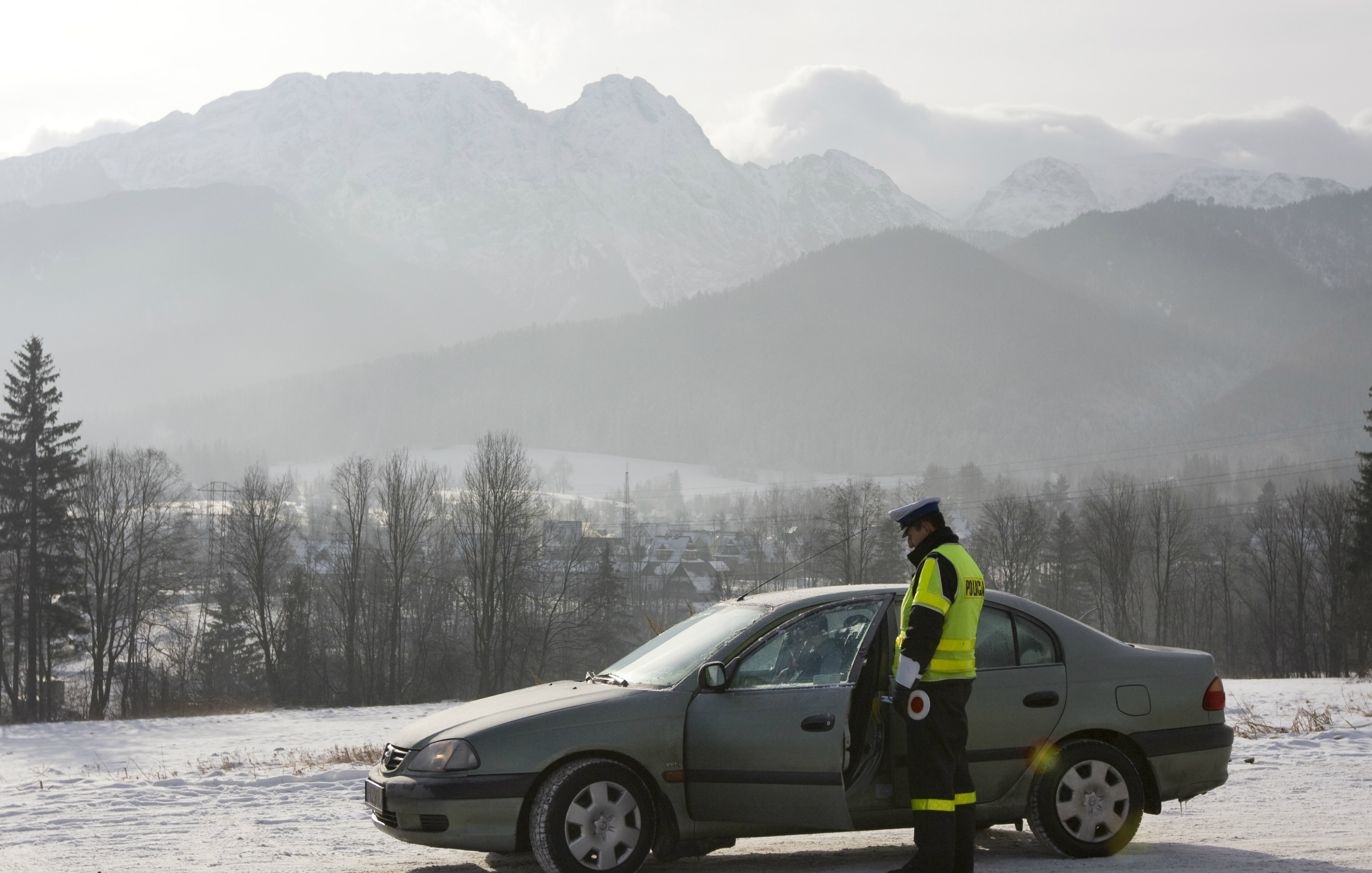 Una poliziotta polacca controlla un automobilista.