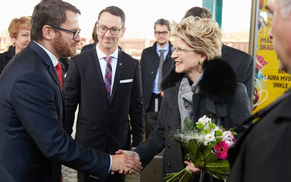 La Segretaria di Stato Ineichen-Fleisch si congratula con i rappresentanti dell’amministrazione cittadina di Pardubice.