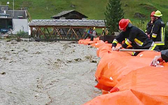  Uomini pompano acqua nelle dighe mobili