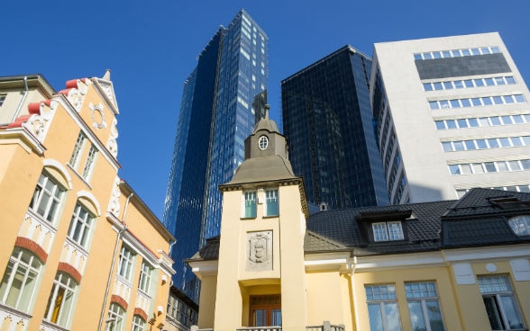 Traditionelle und moderne Gebäude in Tallinn 