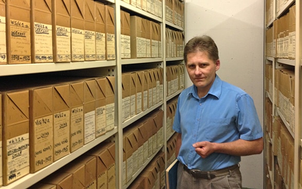 Un post-doctorant hongrois dans les archives de l’Université de Genève.