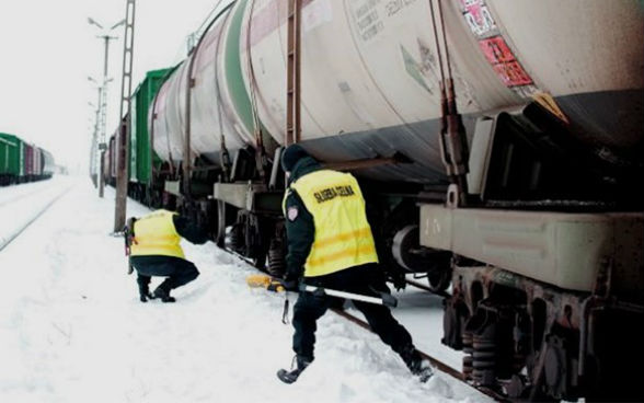 Due guardie di frontiera controllano un treno.