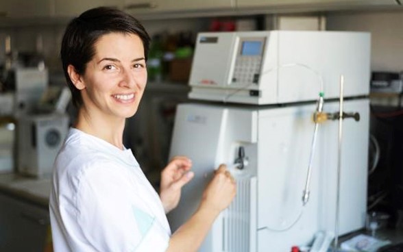 Une chercheuse travaille dans un laboratoire.