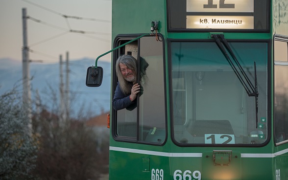 Tram avec chauffeur regardant par la fenêtre