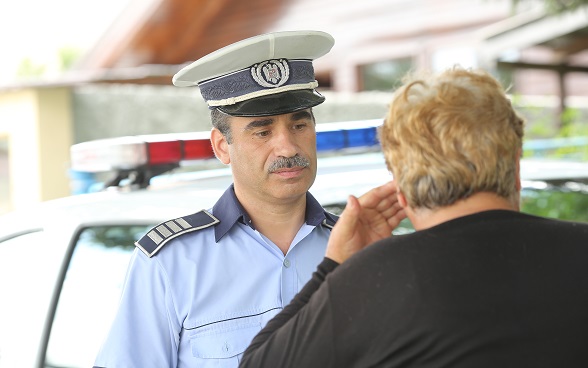 Un poliziotto che ascolta un residente