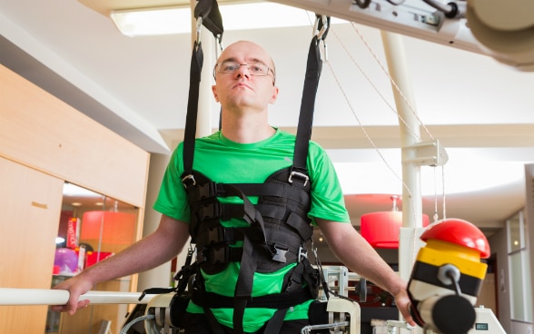 A patient using an exercise machine in the Adeli rehabilitation clinic.