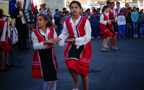 Two girls dancing.