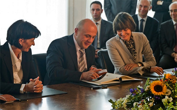 Le consigliere federali Micheline Calmy-Rey e Doris Leuthard assieme al ministro bulgaro preposto alla gestione dei fondi europei Tomislav Donchev in occasione della firma dell’accordo quadro tra la Svizzera e la Bulgaria a Berna, nel 2010.