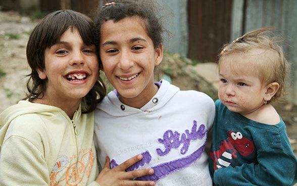 Drei Romakinder in der Slowakei