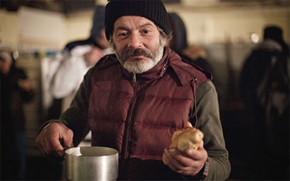 Obdachloser in Bratislava beim Essen