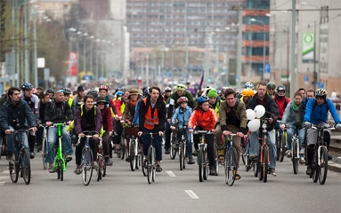 Un consistente gruppo di ciclisti in una città
